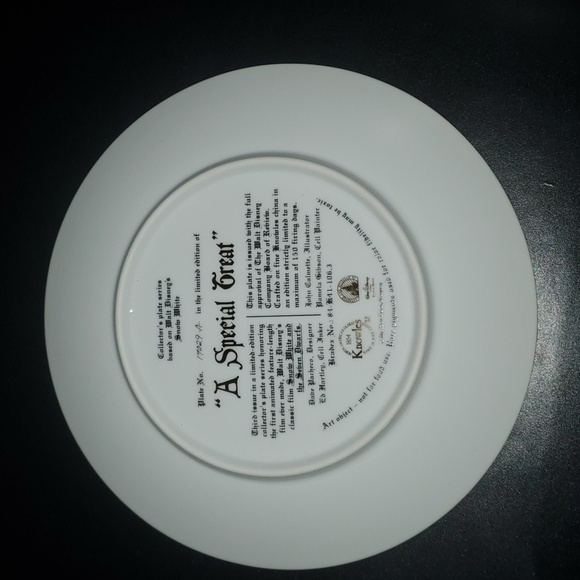 Snow White Knowles home decor plate 8-1/2" colorful Snow White A Special Treat - Picture 4 of 8